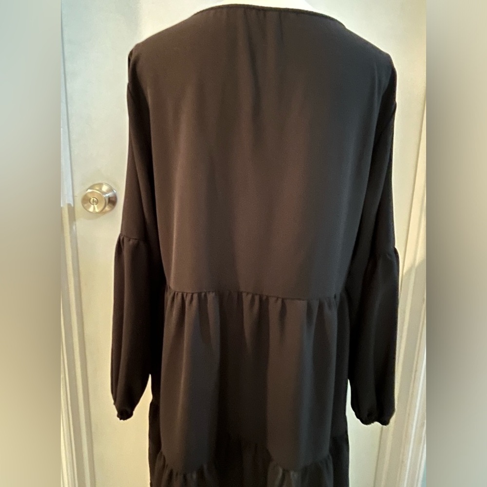 Women’s loose fit, v neck dress, size large, black - Picture 6 of 9